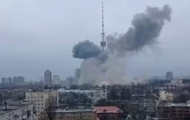 Ударена е телевизионната кула в Киев