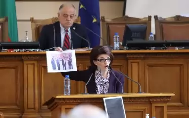Десислава Атанасова, наричана от Бойко Борисов "тежката артилерия" на ГЕРБ, неуморно громи политическите врагове в Народното събрание с факти и с "факти".