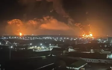 Голям пожар обхвана основен руски петролен склад в Брянск