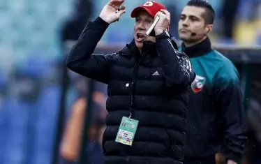 Бившият мениджър на "Уест Хем", "Саутхемптън" и "Нюкасъл" Алън Пардю дава указания към играчите на "ЦСКА-София" при дебюта си в българския футбол.