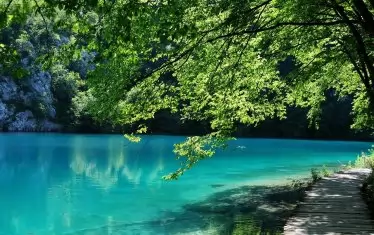 Необикновеният цвят на водата запленява посетителите на Плитвишките езера.