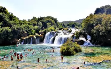 Подобни кадри остават в историята: от 2021 г. къпането под водопада Скрадински бук е забранено.