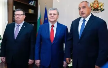 19 септември 2017 г. Цацаров е главен прокурор, Бойко Борисов е премиер, а на посещение в България е тогавашният генерален прокурор на Руската федерация Юрий Чайка.
Чайка и Цацаров подписаха програма за сътрудничество, в която се включва обмяна на опит по теми като противодействие на тероризма, борба с радикализацията и насилствения екстремизъм.