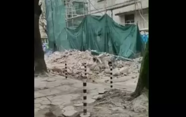 Огромна фасада се срути в центъра на София