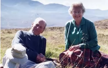 Снимка на кралица Елизабет II и херцога на Единбург, направена от графинята на Уесекс през 2003 г., близо до Балатер, Шотландия.