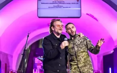 Рок легендата Боно пя за Украйна в киевското метро