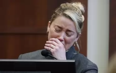 Амбър Хърд придружи показанията си със сълзи.