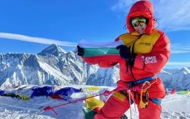 Втора българка в историята стъпи на Еверест