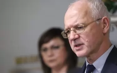 Симбиоза -  вицепремиерът Корнелия Нинова и шефът на Асоциацията на индустриалния капитал Васил Велев са убедени, че  Русия е "приятелска страна", нищо че Путин собственоръчно сложи България в списъка "Вражески държави"