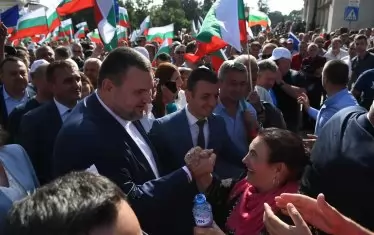Депутатът от ДПС Делян Пеевски се появи на митинга срещу кабинета