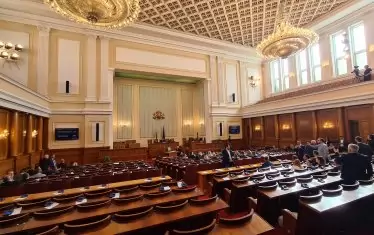Опозицията упорито тласка парламента към пълен срив