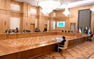 Огромната маса за срещата на Путин в Ашхабад стана за смях