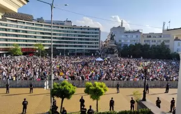Няколко хиляди души подкрепиха коалиционното правителство на Кирил Петков.