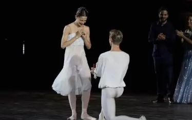 Руски балетист предложи брак насред Арена ди Верона


