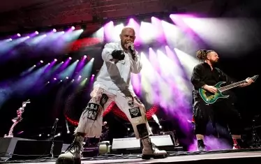 ...и костюми на Айвън Муди.