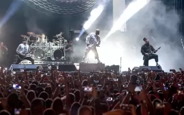 Фронтменът на 5FDP Айвън Муди бързо влезе в контакт с хилядите почитатели.