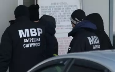 От време на време припламват показни акции с арести на цели смени на границата, които после не стигат до присъди и задържаните обичайно отново се връщат на работа.