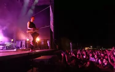 ... и басистът Стефан Олсдал предложиха на публиката малко по-необичаен сет.