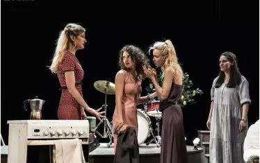 Три сестри разследват „Престъпления на сърцето“ в Младежкия