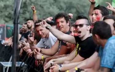 Верните български фенове на хеви-метъла напълниха парка до летище "София" още в късния следобед...