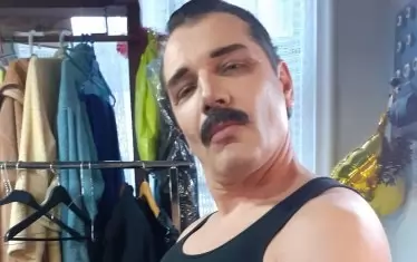 В гримьорната преди спектакъла „Последната тайна на Фреди Меркюри“".