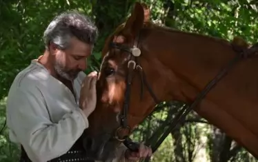 С коня Еридан по време на снимките на филма „Чума“.