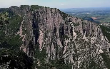 Отвесните скали на Вратцата са най-високите на Балканския п-ов – над 400 м.