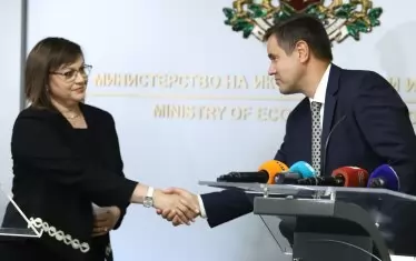 Корнелия Нинова подаде ръка на служебния министър на икономиката Никола Стоянов, но не пропусна да обвини в реваншизъм президента, че назначава човек, уволнен от нея.
Снимка БГНЕС