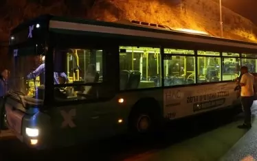 Неизвестен откри огън по автобус в Ерусалим