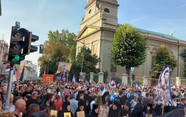 С портрет на Путин сърби 
протестираха срещу гей парад