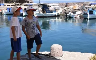 Малки капитани в рибарското село Скала Сикаминеас.