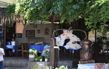 Казан за варене на ракия (в случая анасонова), проснати да съхнат на слънце октоподи, бавни следобедни движения - това е животът в Лесбос през лятото.