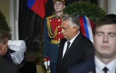 Путин нe се срещна с Орбан, който се поклони на Горбачов (ГАЛЕРИЯ)