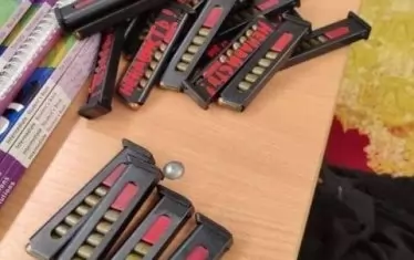 На пълнителите към пистолета на нападателя е написано "ненавист"