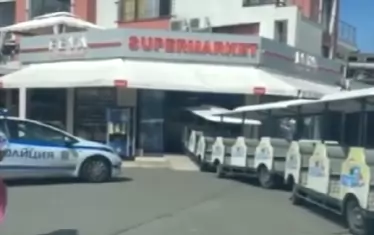 Пиян шофьор вкара влакче в магазин в Слънчев бряг 