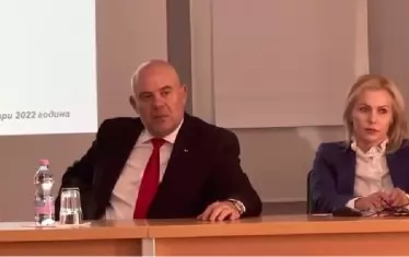 Гешев откри общото събрание на административните ръководители на Национална следствена служба и на апелативните и окръжни прокуратури в страната. До него е говорителката му Сийка Милева.