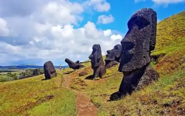 Пожар повреди гигантските статуи на Великденския остров