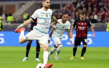 Италианският национал Жоржиньо замахва да стреля от дузпа към вратата на "Милан", за да отбележи първия от двата гола за "Челси".