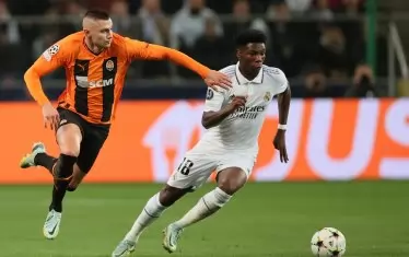 Авторът на гола за "Шахтьор" Олександър Зубков опитва да догони френския халф на "Реал" Орелиен Чуамени в битка за топката по време на двубоя във Варшава.