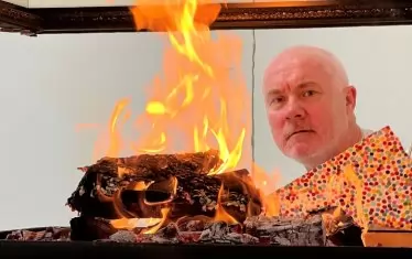 Деймиън Хърст изгаря картини за £ 10 милиона в Лондон