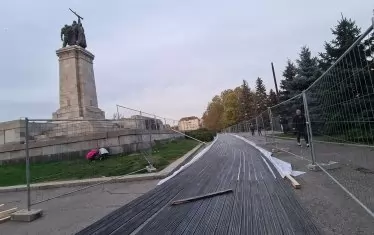 Княжеската градина в София става ледена пързалка