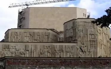 Фасадата на театър "София" се ремонтира "като баня"