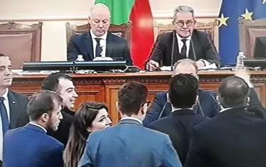 Йордан Цонев, който водеше заседанието, не се впечатли от импровизирания протест на ПП.