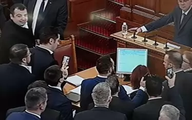 Радомир Чолаков се опитваше да чете доклада по законопроекта, а Кирил Петков - да го спре.