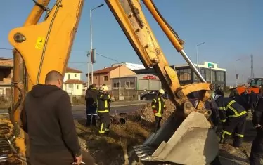 Пловдивчанин цяла нощ стоя заклещен в тръба в изправено положение