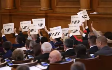 От БСП посрещнаха с плакати с надпис "МИР" гласуването на решението.