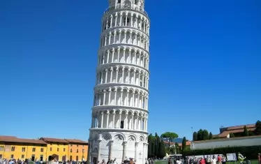 Наклонената кула в Пиза се изправя