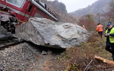 Влакът София-Бургас се блъсна с висока скорост в скала на релсите