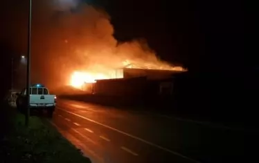 Пожар изпепели бившата дискотека "Планета" на плажа в Бургас (СНИМКИ)