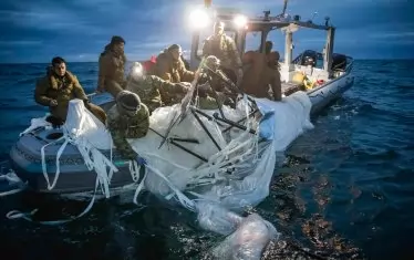 САЩ извадиха от водата сваления китайски шпионски балон (СНИМКИ)